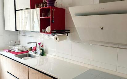 Cuina de Casa adosada en venda en Chozas de Abajo amb Calefacció, Parquet i Terrassa