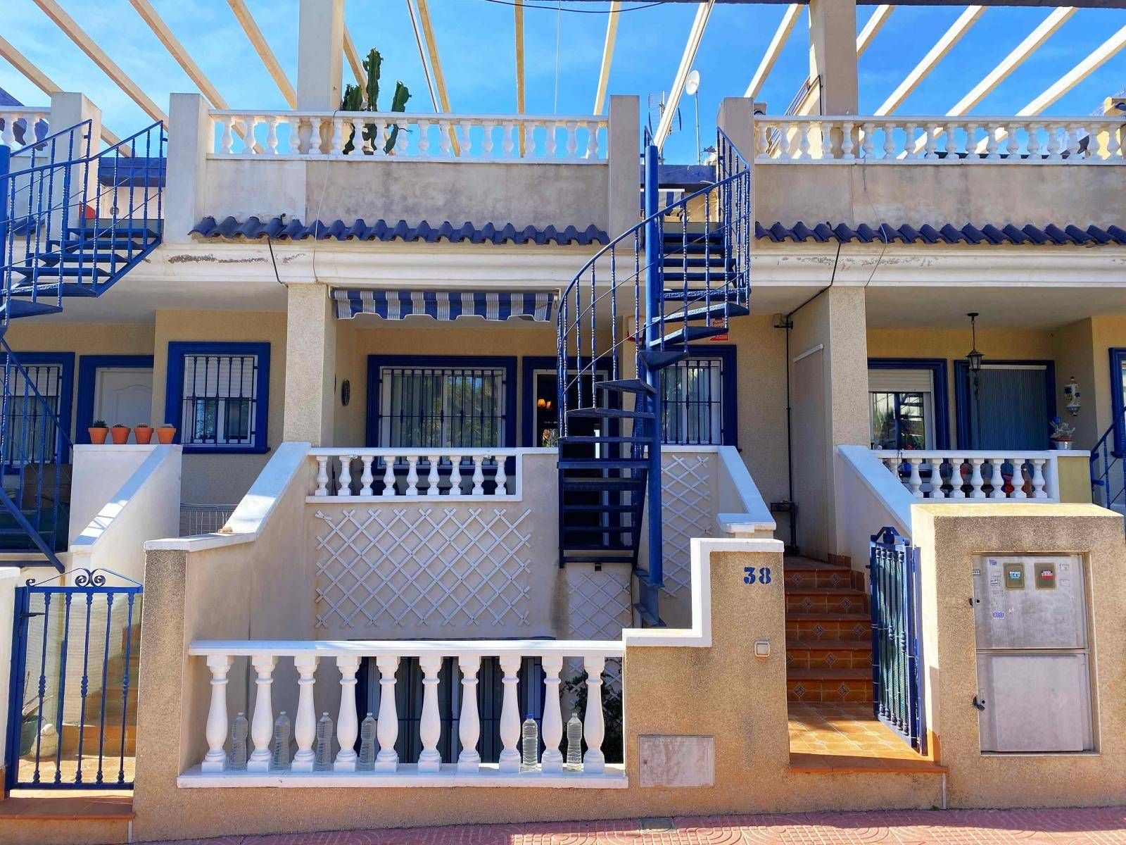 Vista exterior de Dúplex en venda en San Miguel de Salinas amb Aire condicionat, Calefacció i Terrassa