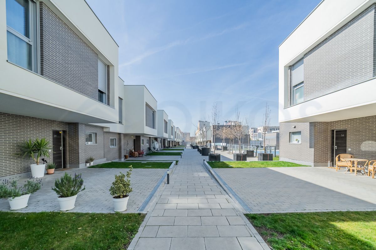 Vista exterior de Casa adosada en venda en Alcorcón amb Aire condicionat, Calefacció i Traster