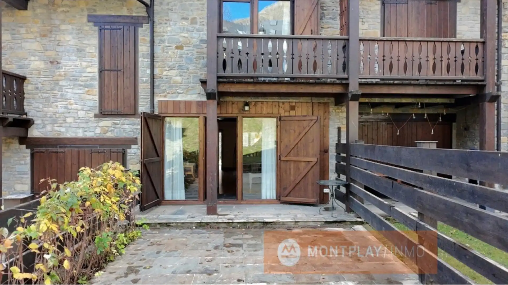 Exterior view of Single-family semi-detached for sale in Naut Aran