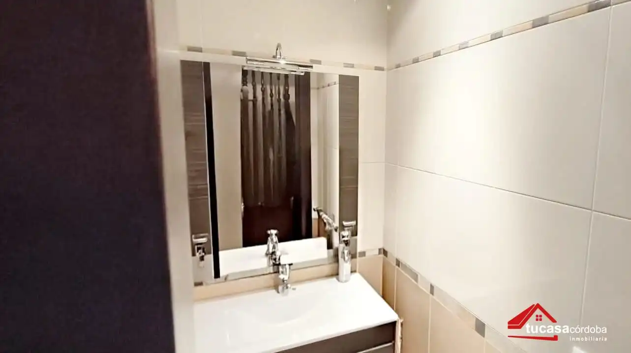 Bany de Casa o xalet en venda en Córdoba amb Aire condicionat, Terrassa i Traster