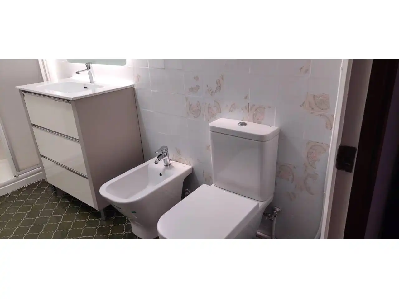 Bathroom of Flat for rent in Vigo   with Parquet flooring, Terrace and Furnished