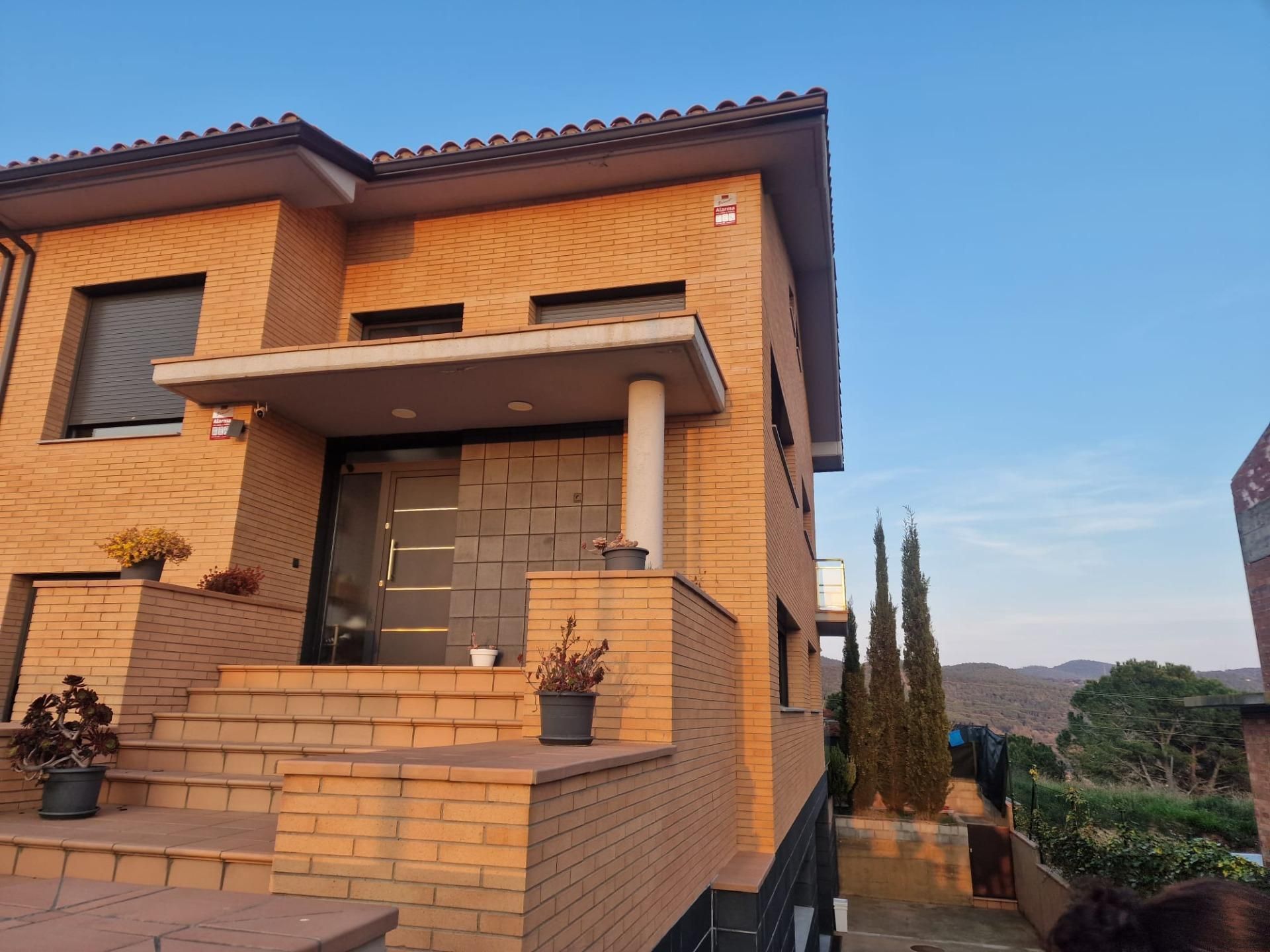 Außenansicht von Einfamilien-Reihenhaus zur Miete in Girona Capital mit Klimaanlage, Privatgarten und Terrasse