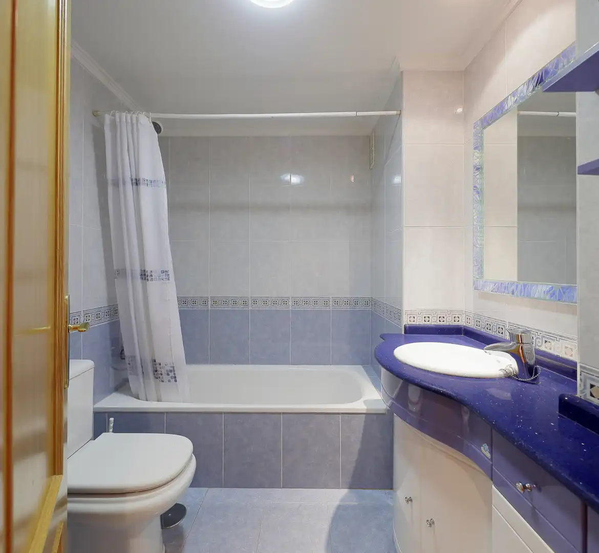 Baño de Piso en venta en Gijón  con Calefacción, Parquet y Trastero