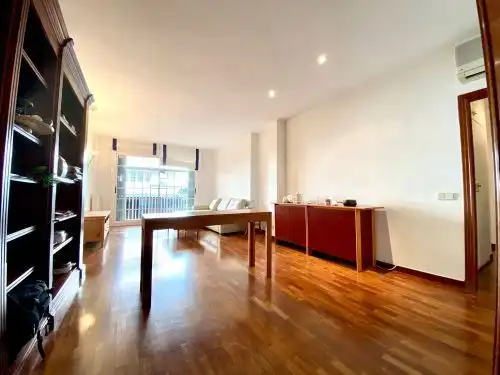 Außenansicht von Wohnung zum Verkauf in Barcelona mit Klimaanlage, Heizung und Parkett