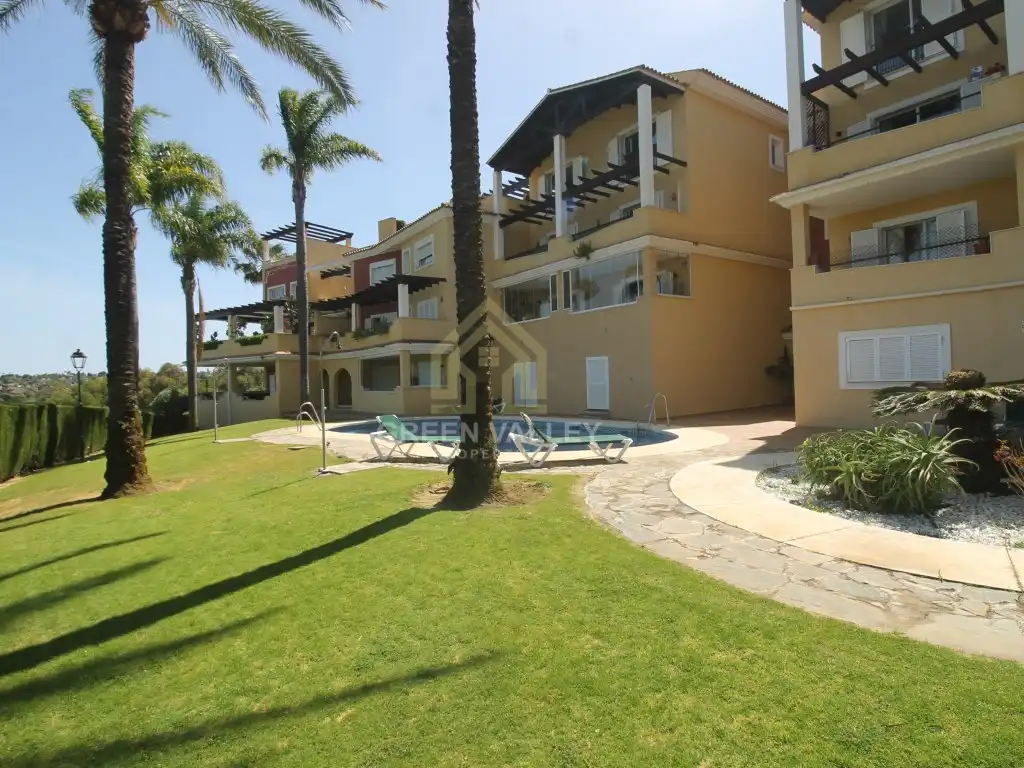 Außenansicht von Wohnungen zum Verkauf in Sotogrande mit Klimaanlage, Heizung und Privatgarten