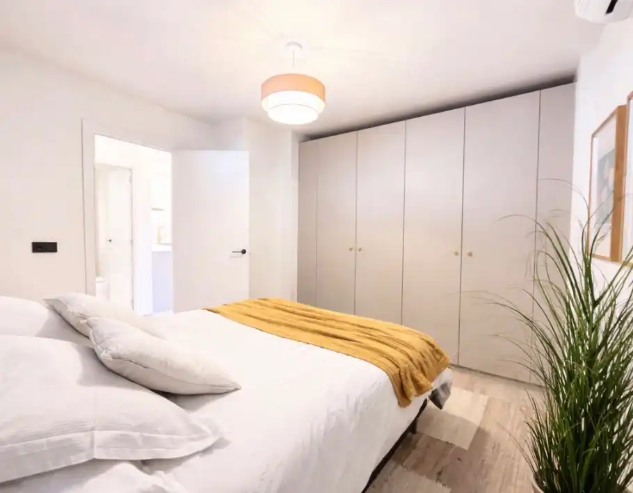 Habitación de Piso en venta en Fuengirola con Aire acondicionado, Terraza y Amueblado