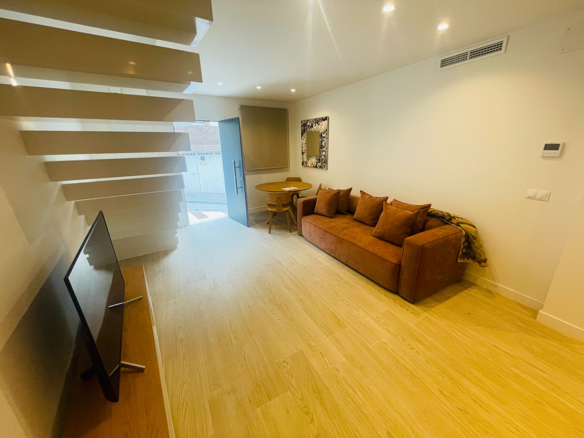 Sala d'estar de Casa adosada en venda en Málaga Capital amb Aire condicionat, Terrassa i Moblat