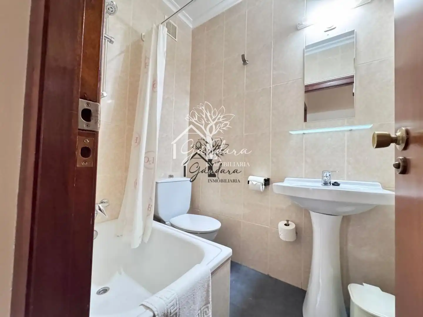 Bany de Edifici en venda en Neda