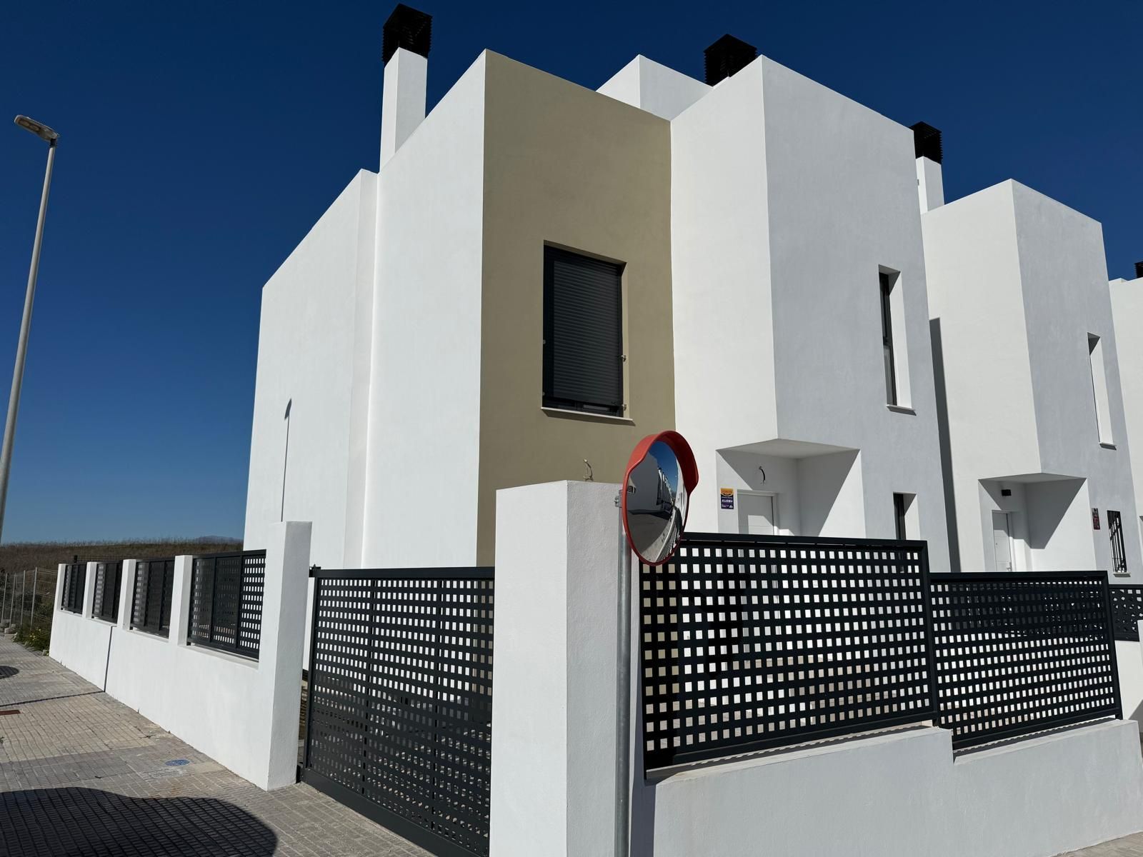 Vista exterior de Casa adosada en venta en Alhaurín de la Torre con Jardín privado, Terraza y Piscina comunitaria