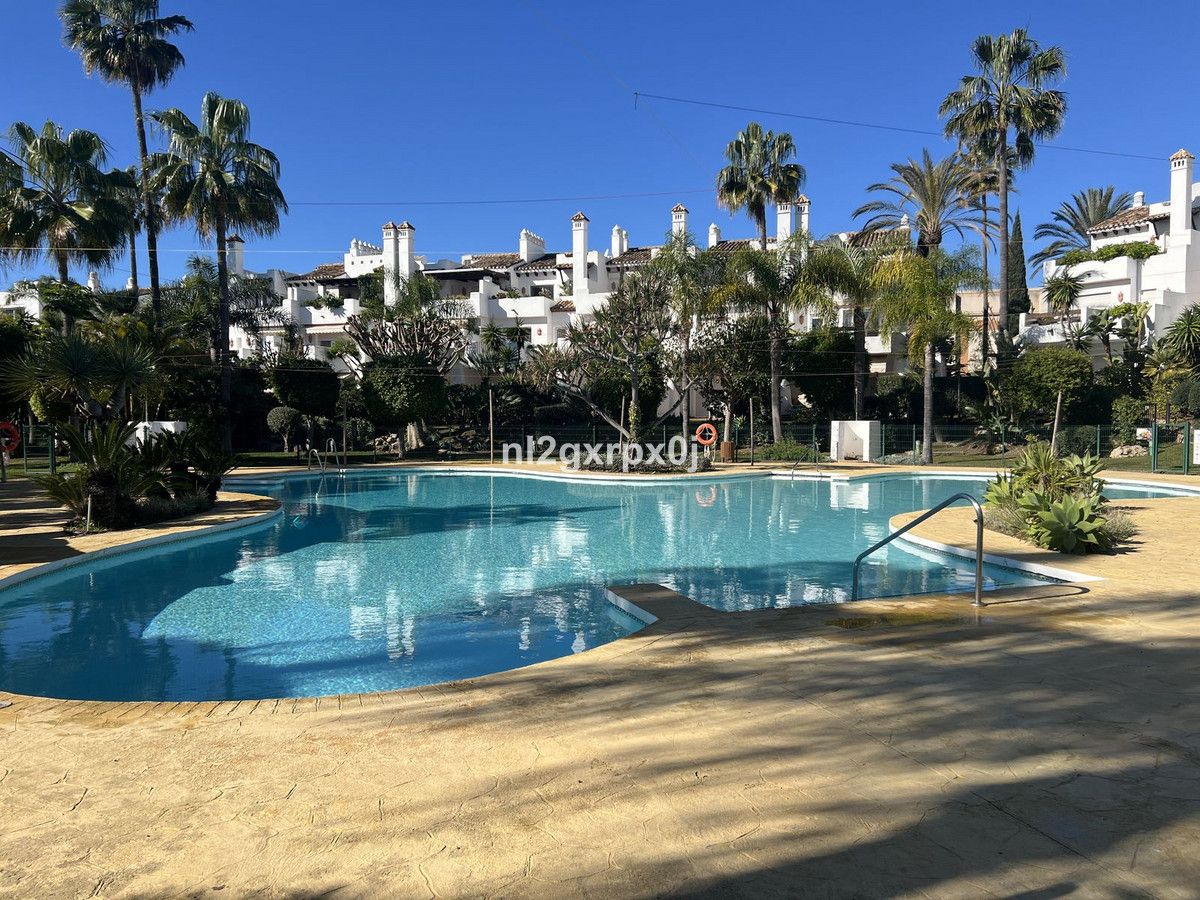 Jardí de Casa adosada en venda en Estepona amb Aire condicionat, Terrassa i Piscina comunitària