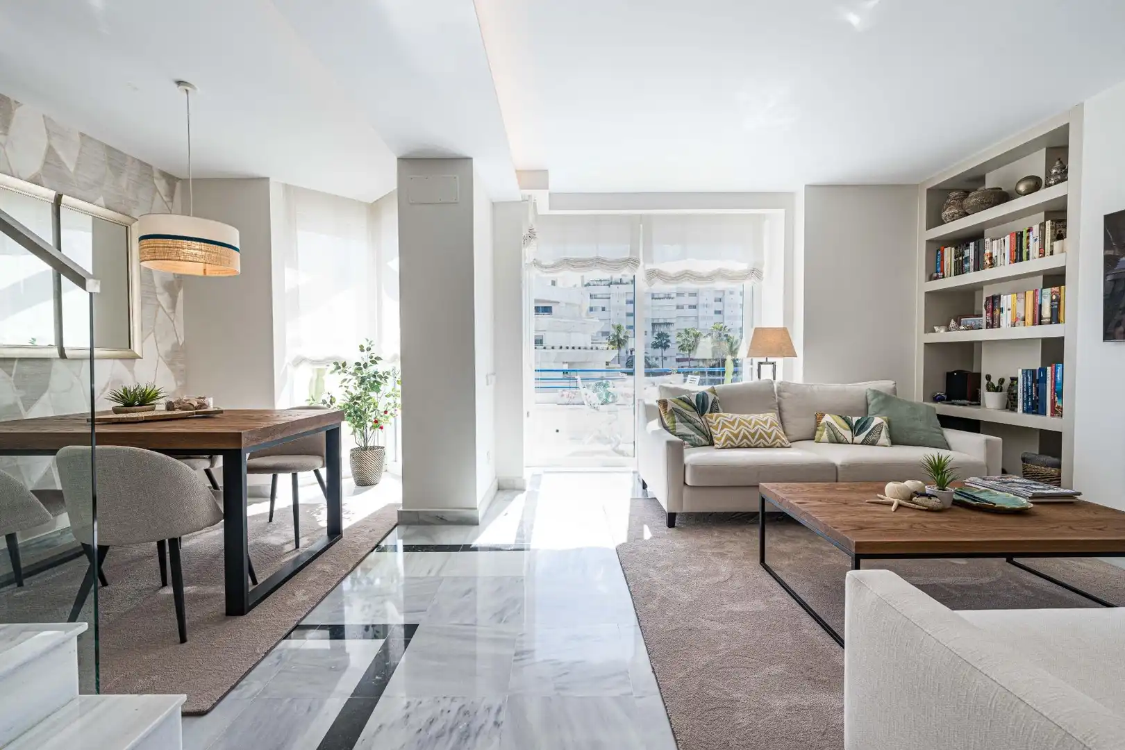 Sala d'estar de Àtic en venda en Marbella amb Aire condicionat, Terrassa i Piscina
