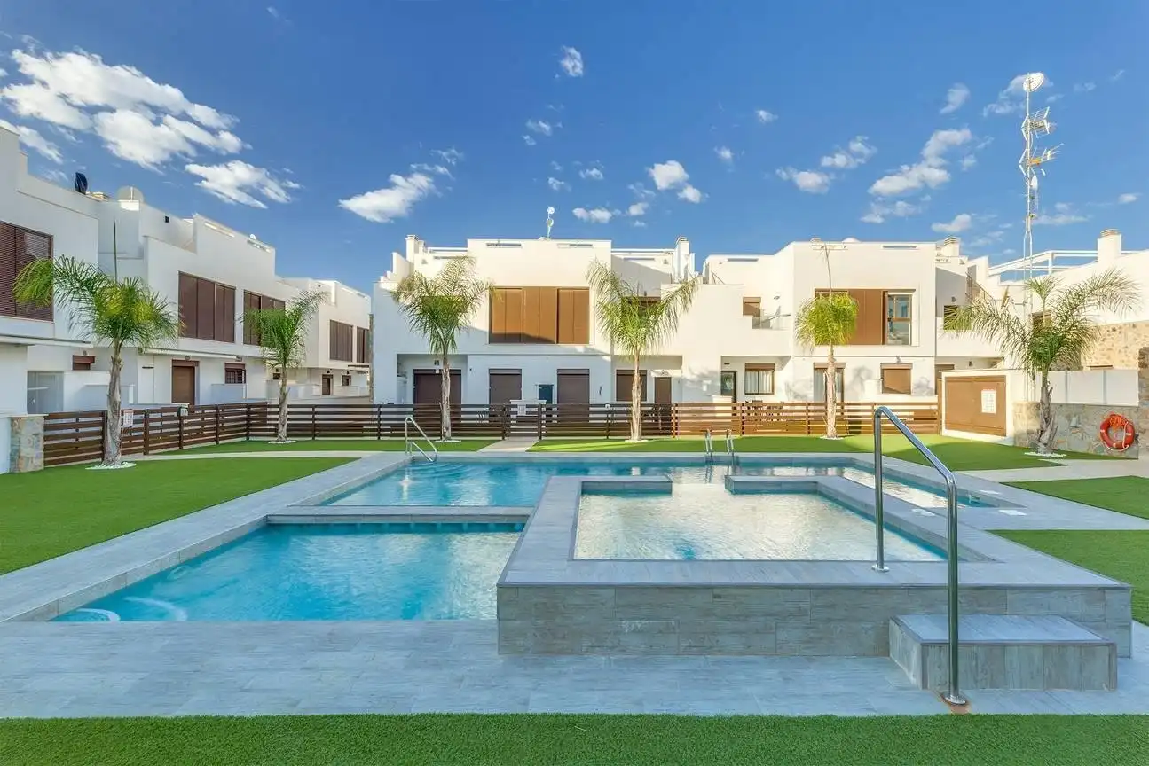 Vista exterior de Apartament en venda en Pilar de la Horadada amb Aire condicionat, Jardí privat i Piscina