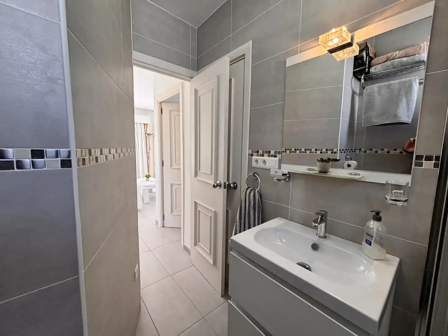 Baño de Apartamento para compartir en Estepona con Aire acondicionado, Trastero y Piscina