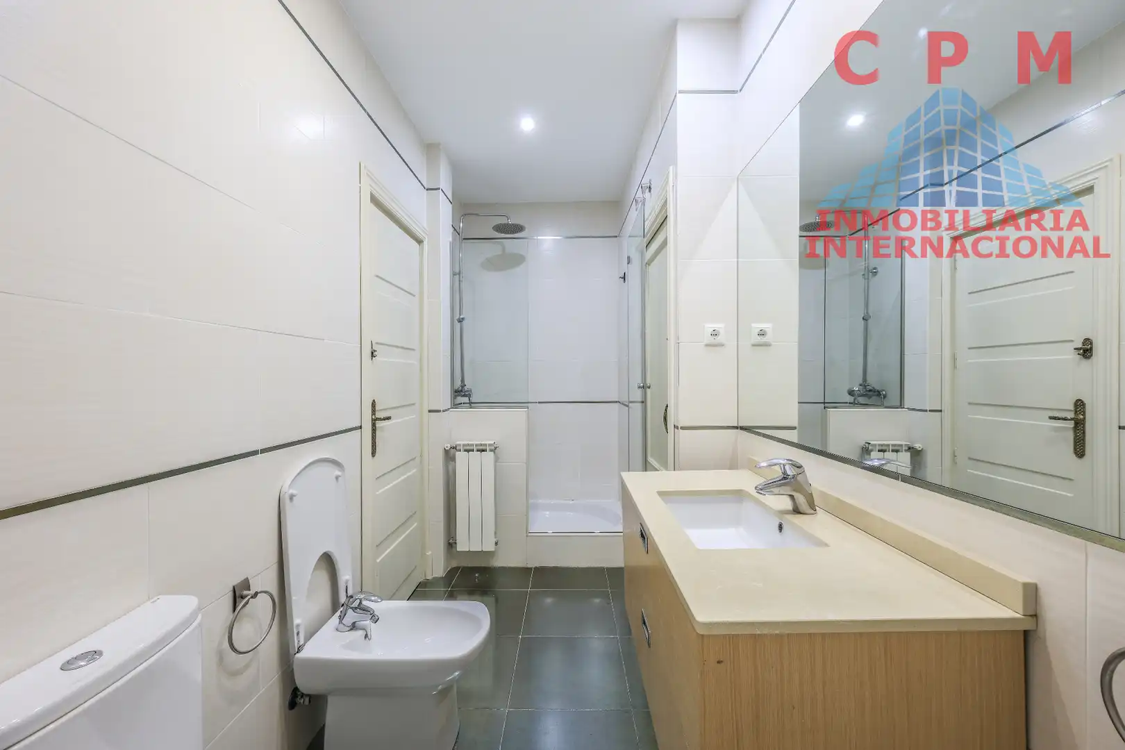 Bathroom of Flat for rent in Madrid  with Air Conditioner, Heating and Parquet flooring