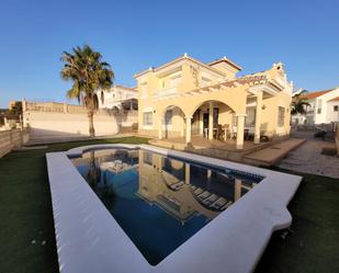 Vista exterior de Casa o xalet en venda en Vélez-Málaga amb Jardí privat, Terrassa i Piscina