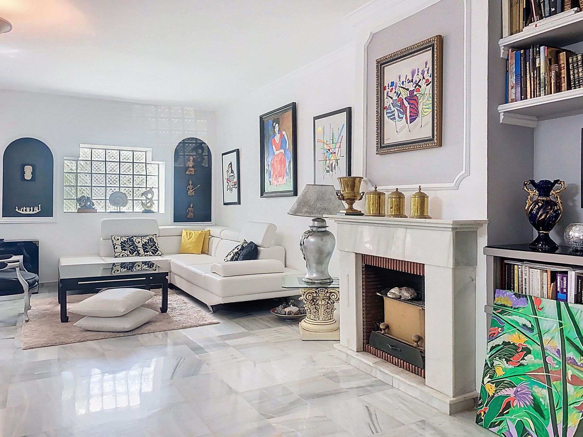 Sala d'estar de Casa adosada en venda en Estepona amb Aire condicionat, Jardí privat i Terrassa