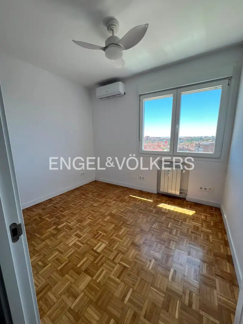 Bedroom of Flat for rent in Madrid  with Air Conditioner, Heating and Parquet flooring