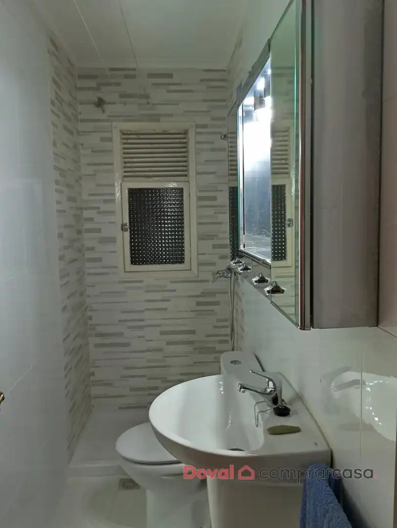 Baño de Piso de alquiler en Vigo  con Calefacción, Parquet y Amueblado