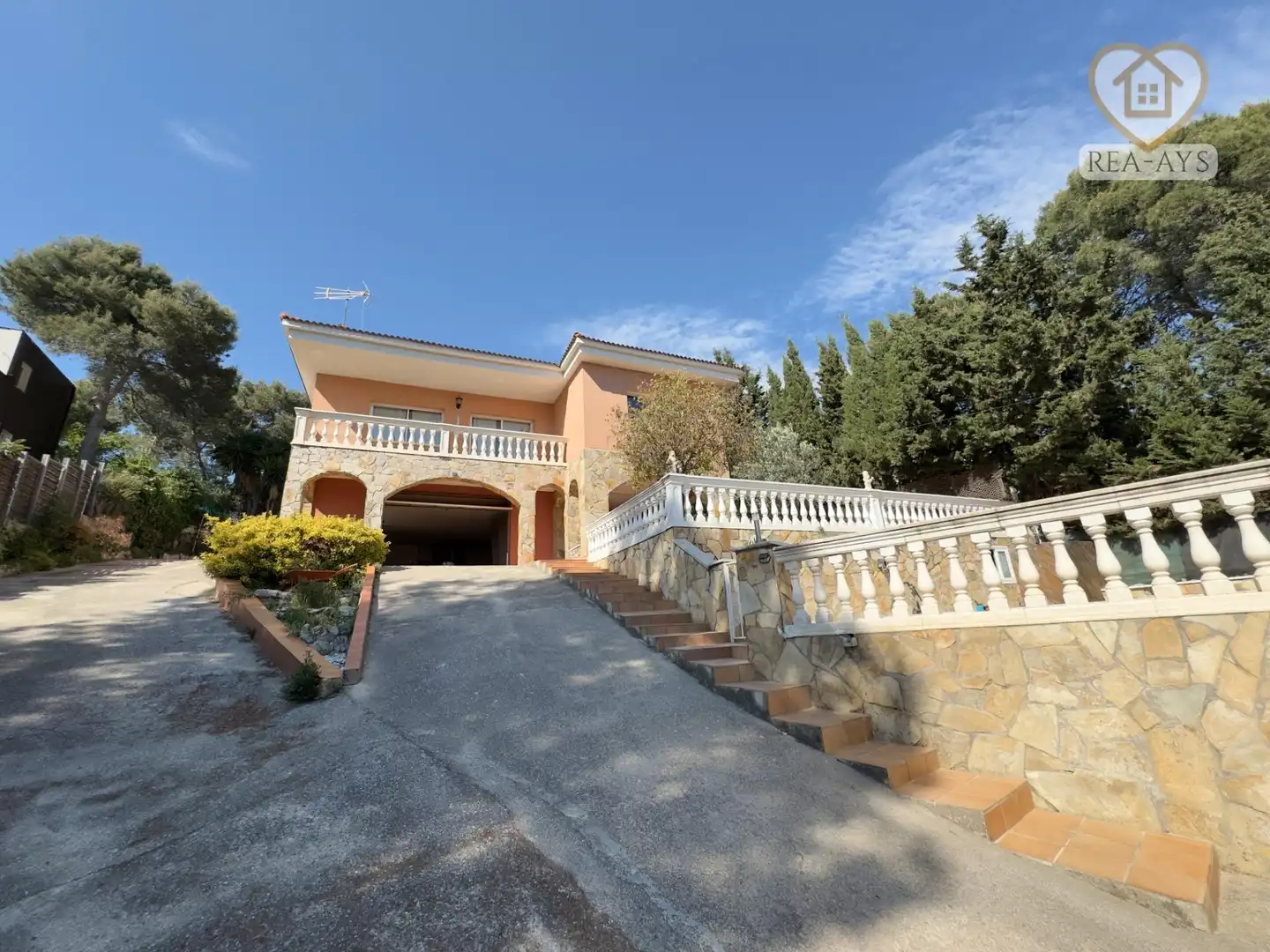 Vista exterior de Casa o xalet en venda en Vallirana amb Calefacció, Jardí privat i Terrassa