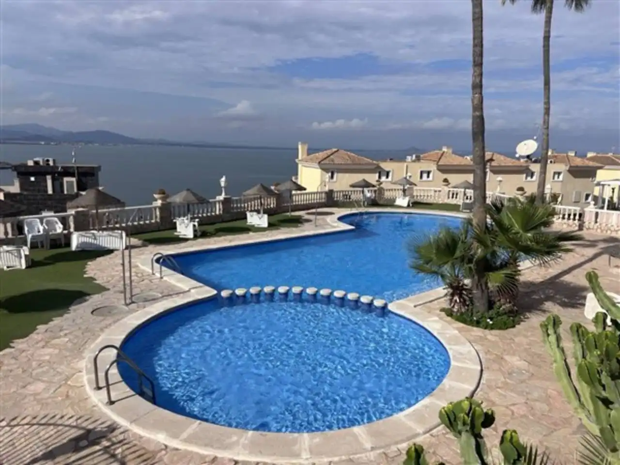 Piscina de Dúplex en venda en La Manga del Mar Menor amb Aire condicionat, Terrassa i Moblat