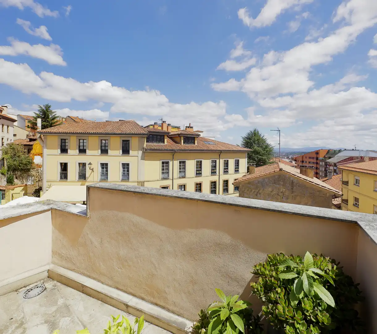 Terrassa de Casa adosada en venda en Oviedo  amb Calefacció