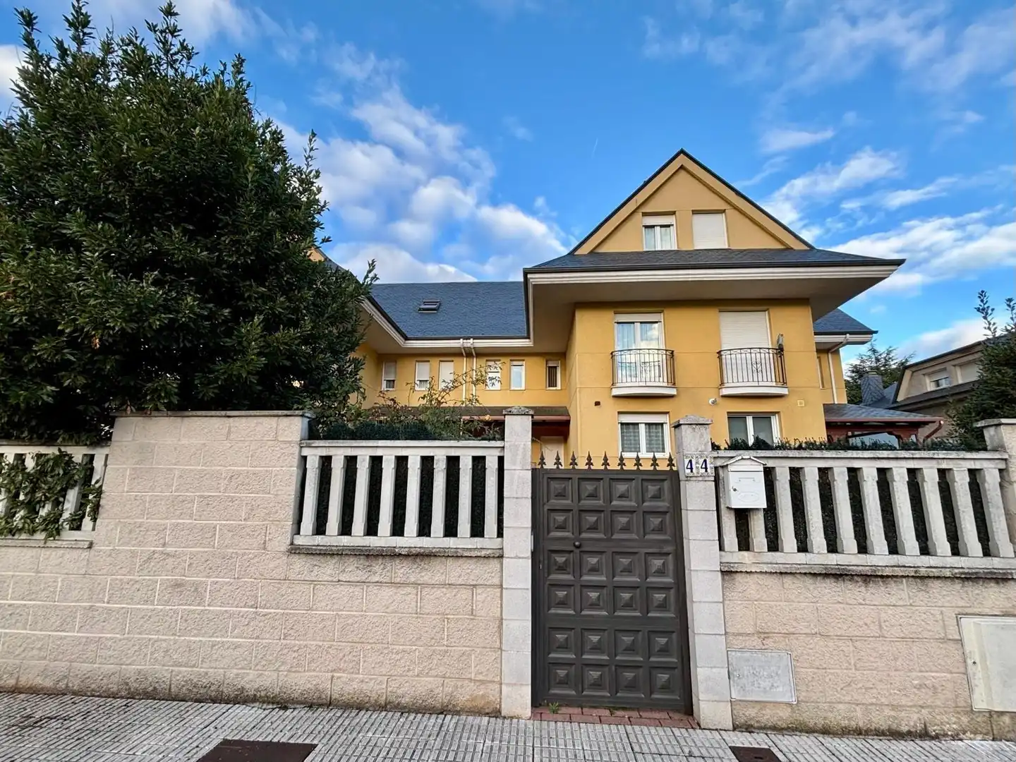 Vista exterior de Casa adosada en venda en Ponferrada amb Calefacció i Jardí privat