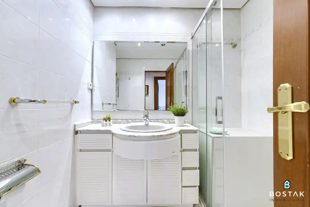 Badezimmer von Wohnung zum Verkauf in Bilbao  mit Heizung, Terrasse und Möbliert