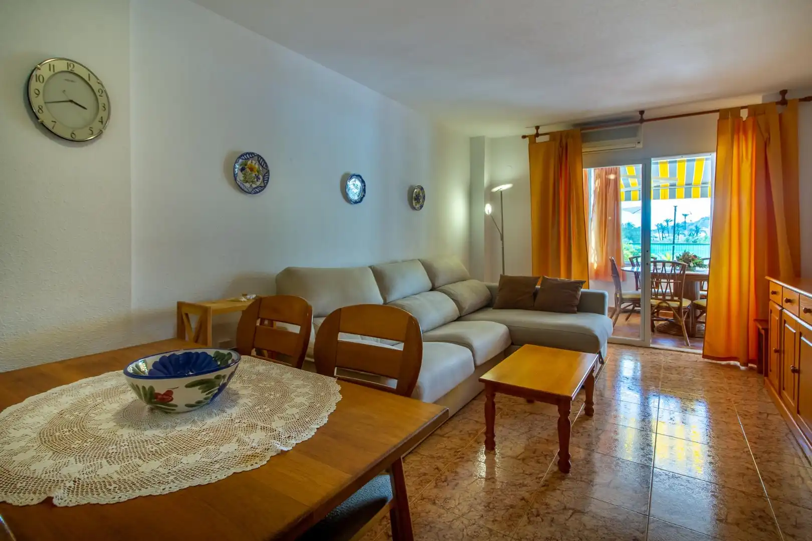 Sala d'estar de Casa adosada en venda en Villajoyosa / La Vila Joiosa amb Aire condicionat, Moblat i Piscina comunitària