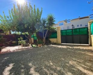 Vista exterior de Casa adosada en venda en Guillena amb Aire condicionat, Jardí privat i Terrassa