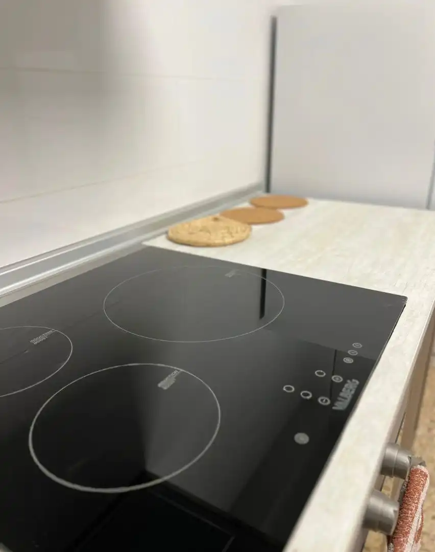 Küche von Wohnung zur untervermieten in Valencia mit Klimaanlage, Ofen und Waschmaschine