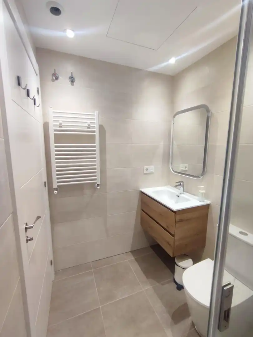 Badezimmer von Wohnung zur Miete in Oviedo  mit Heizung, Terrasse und Möbliert