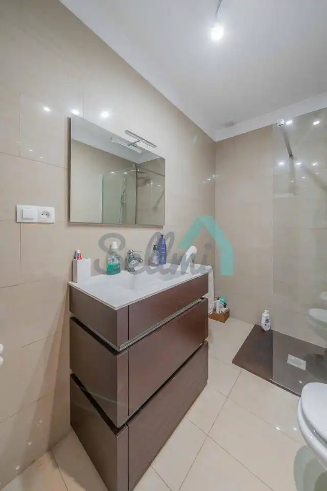 Bany de Casa o xalet en venda en Oviedo  amb Calefacció, Jardí privat i Parquet