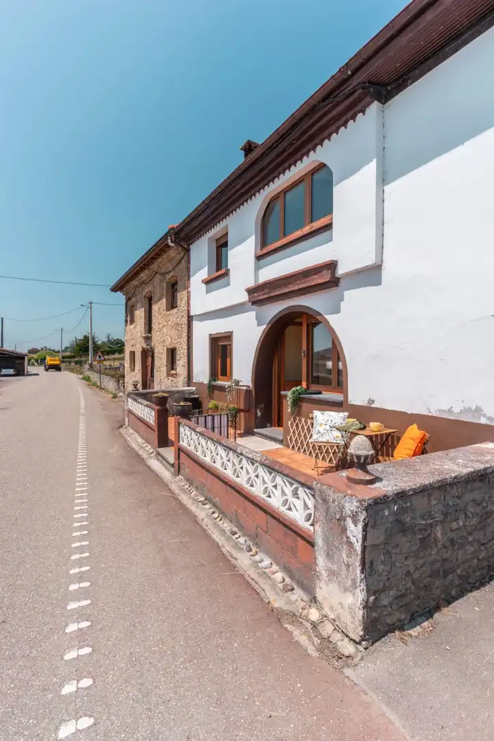 Vista exterior de Casa o chalet en venta en Sariego con Calefacción, Terraza y Amueblado
