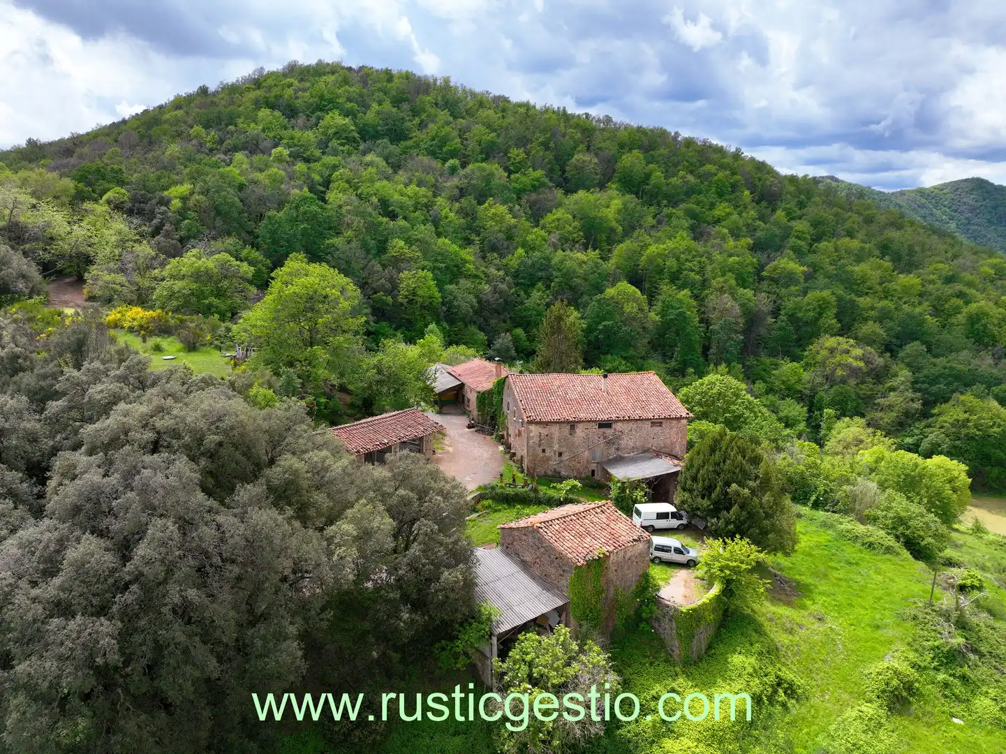 Vista exterior de Finca rústica en venda en Santa Pau amb Jardí privat, Terrassa i Balcó
