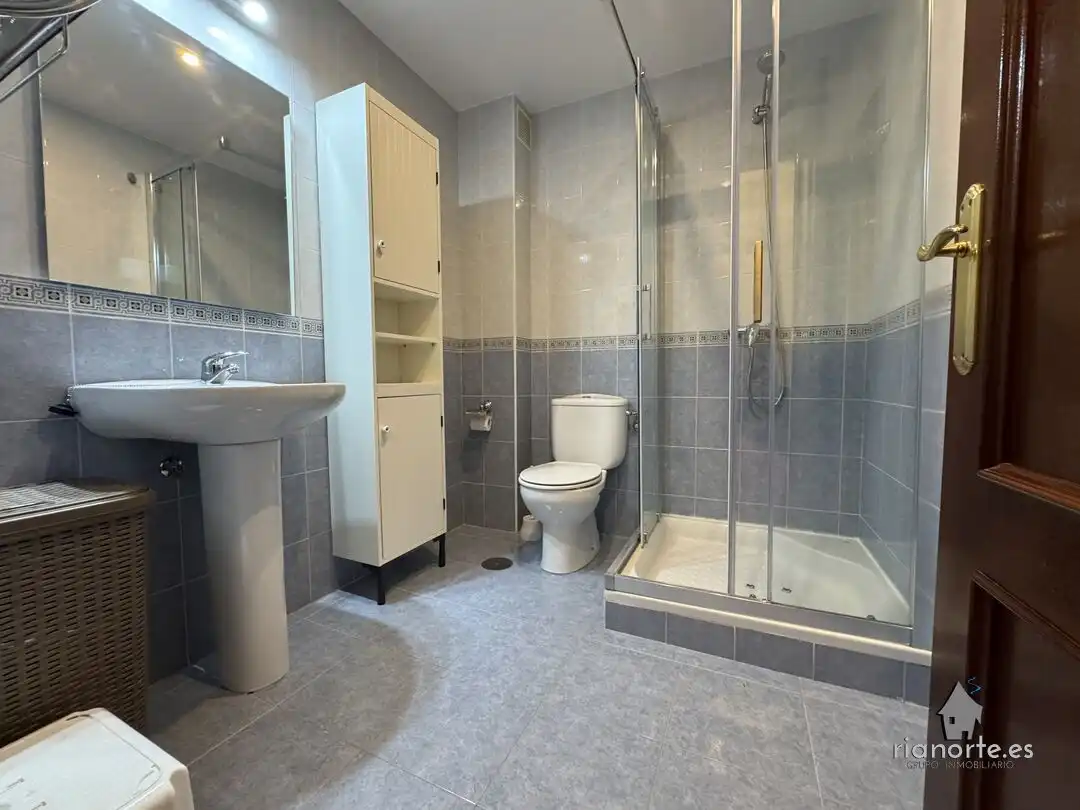 Badezimmer von Wohnung zum Verkauf in Ribadesella mit Heizung und Balkon