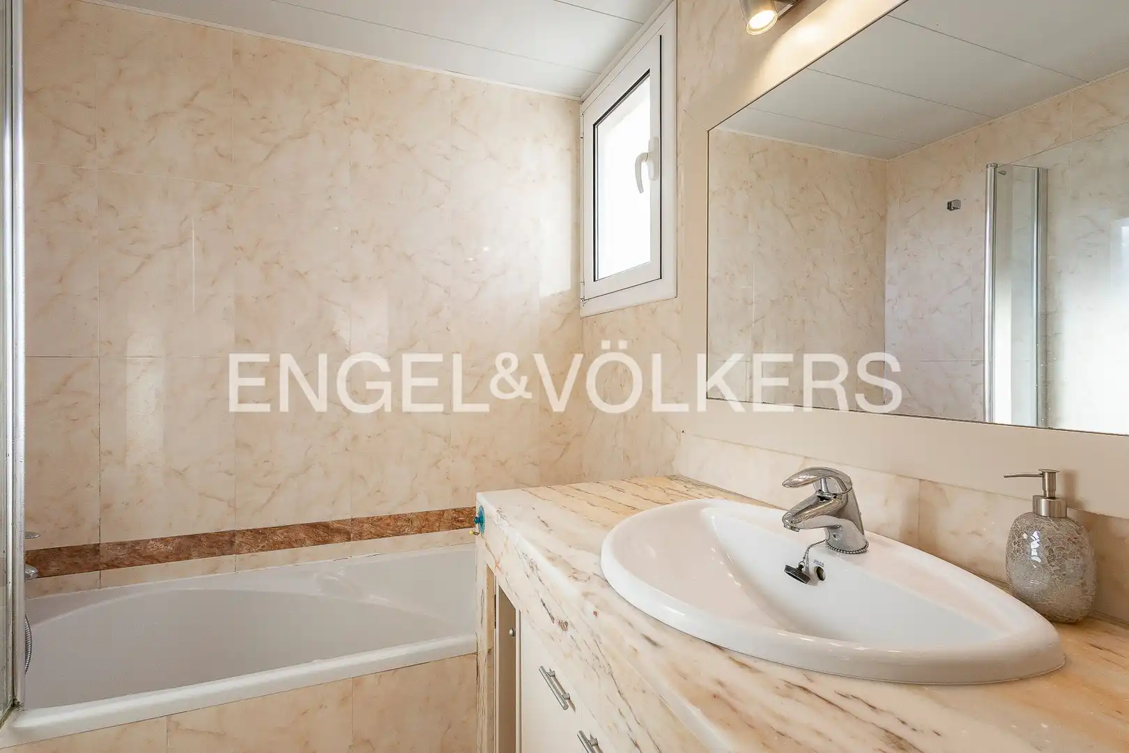 Badezimmer von Wohnung zum Verkauf in Sitges mit Klimaanlage, Heizung und Parkett