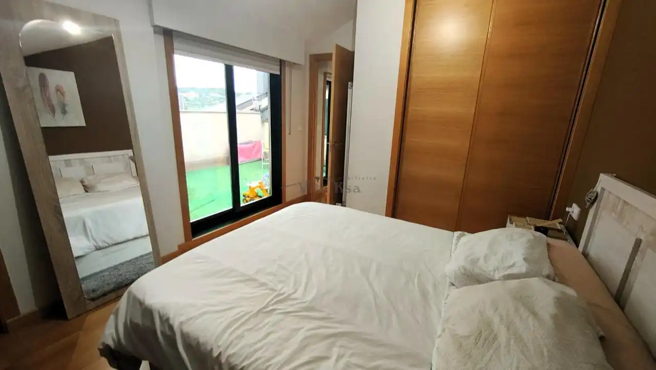 Dormitori de Dúplex en venda en Ourense Capital  amb Aire condicionat, Calefacció i Terrassa