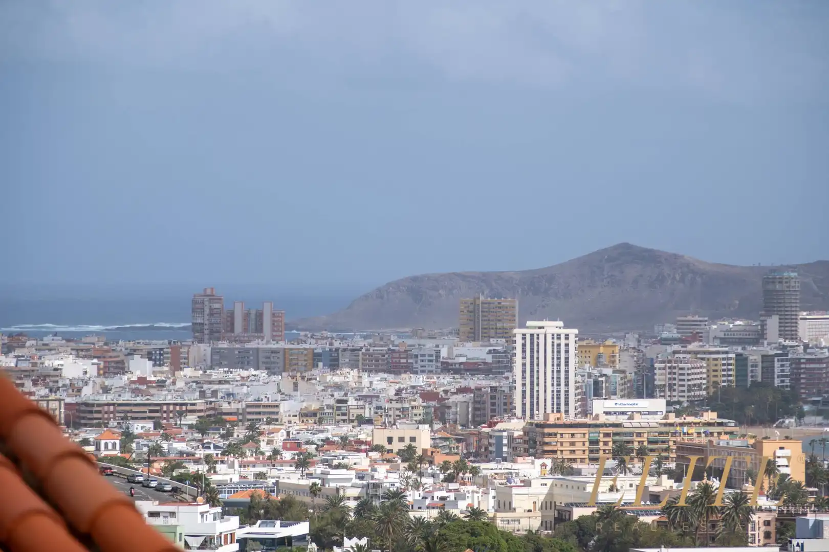 Vista exterior de Casa o xalet en venda en Las Palmas de Gran Canaria amb Terrassa, Piscina i Moblat
