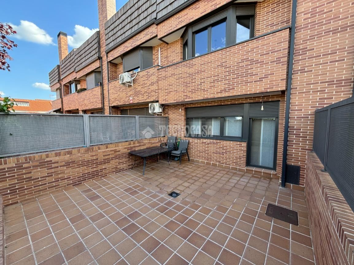 Vista exterior de Casa adosada en venda en Meco amb Aire condicionat, Calefacció i Jardí privat