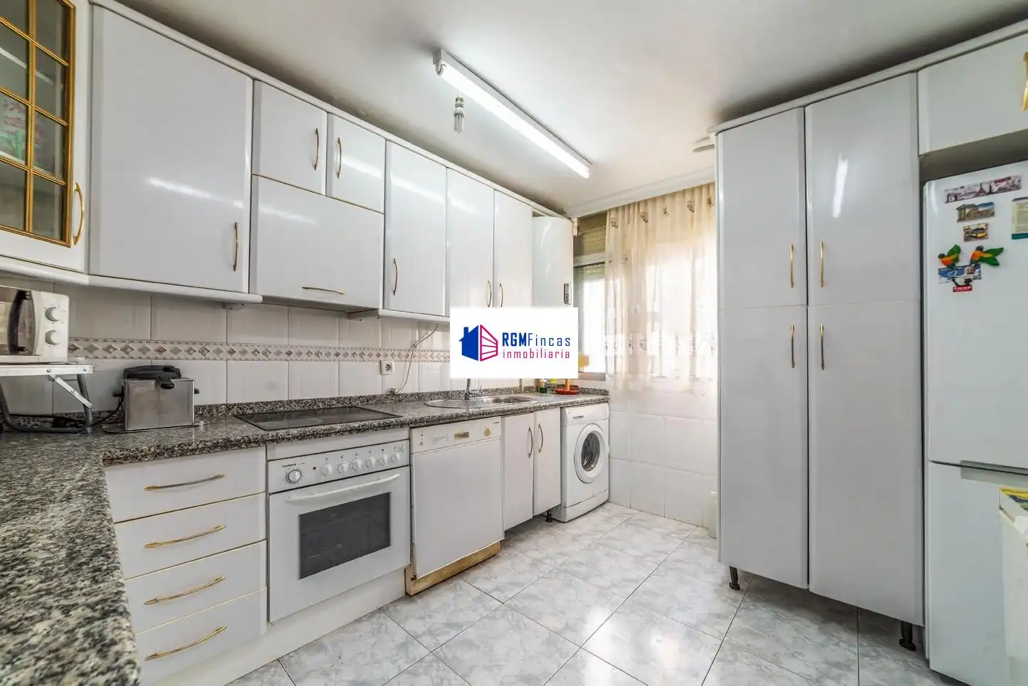 Kitchen of Flat for sale in Sevilla  with Air Conditioner and Storage room