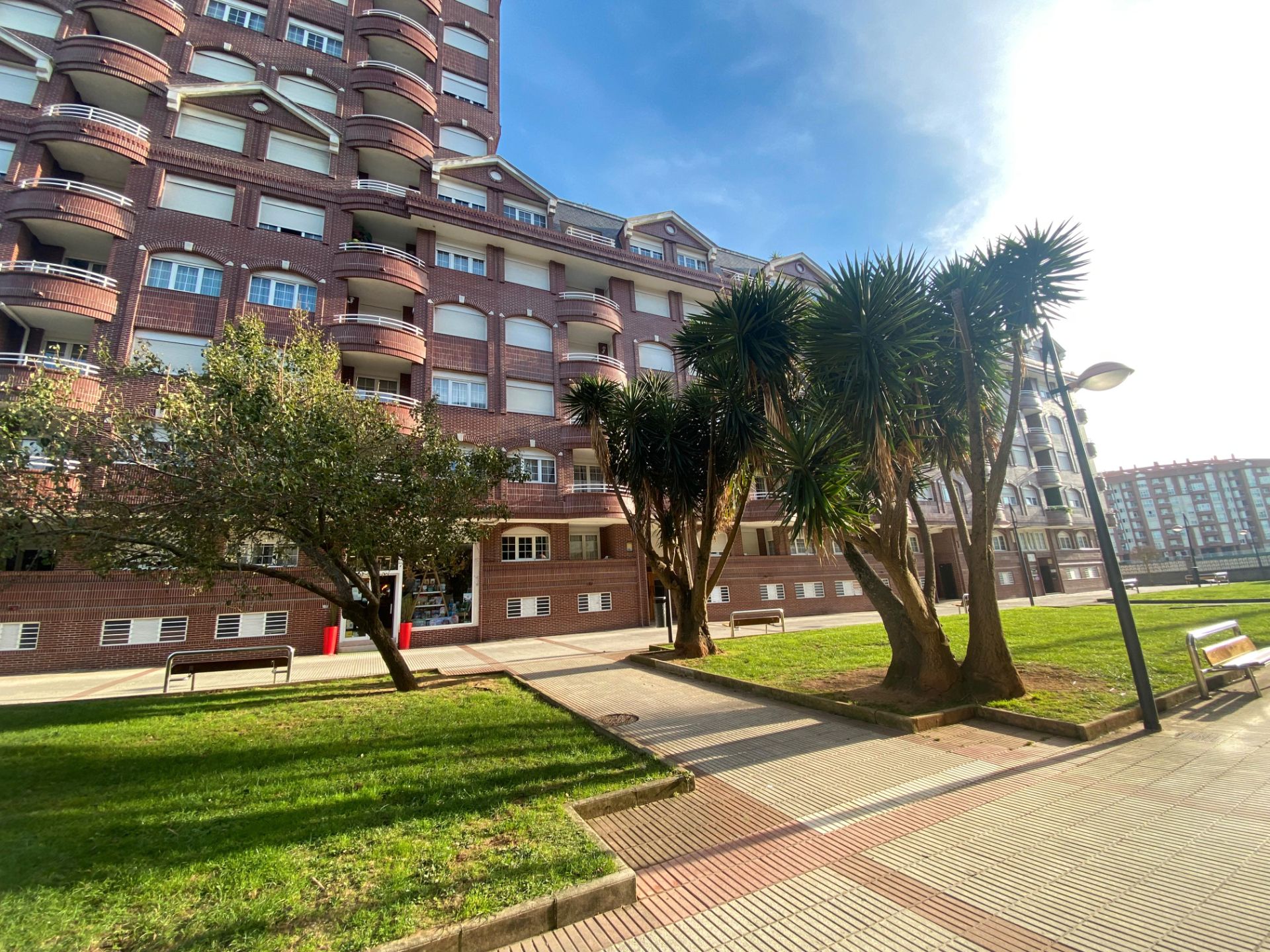 Vista exterior de Pis en venda en Castro-Urdiales amb Balcó i Piscina comunitària