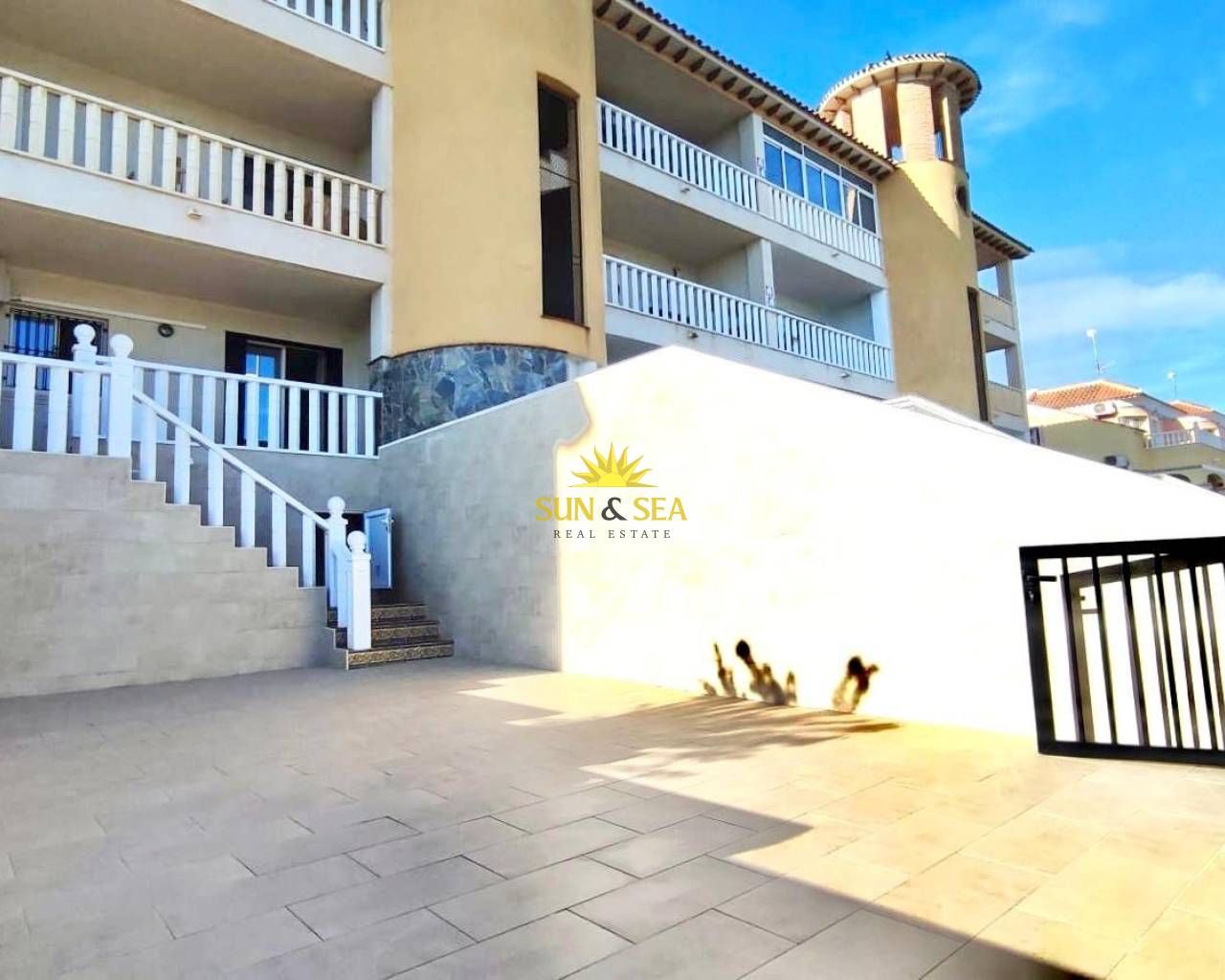 Vista exterior de Casa o xalet de lloguer en Orihuela amb Aire condicionat, Calefacció i Piscina