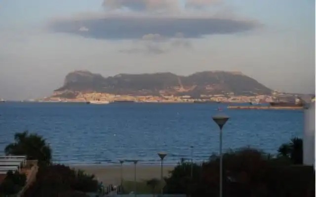 Vista exterior de Apartamento de alquiler en Algeciras con Amueblado y Piscina comunitaria