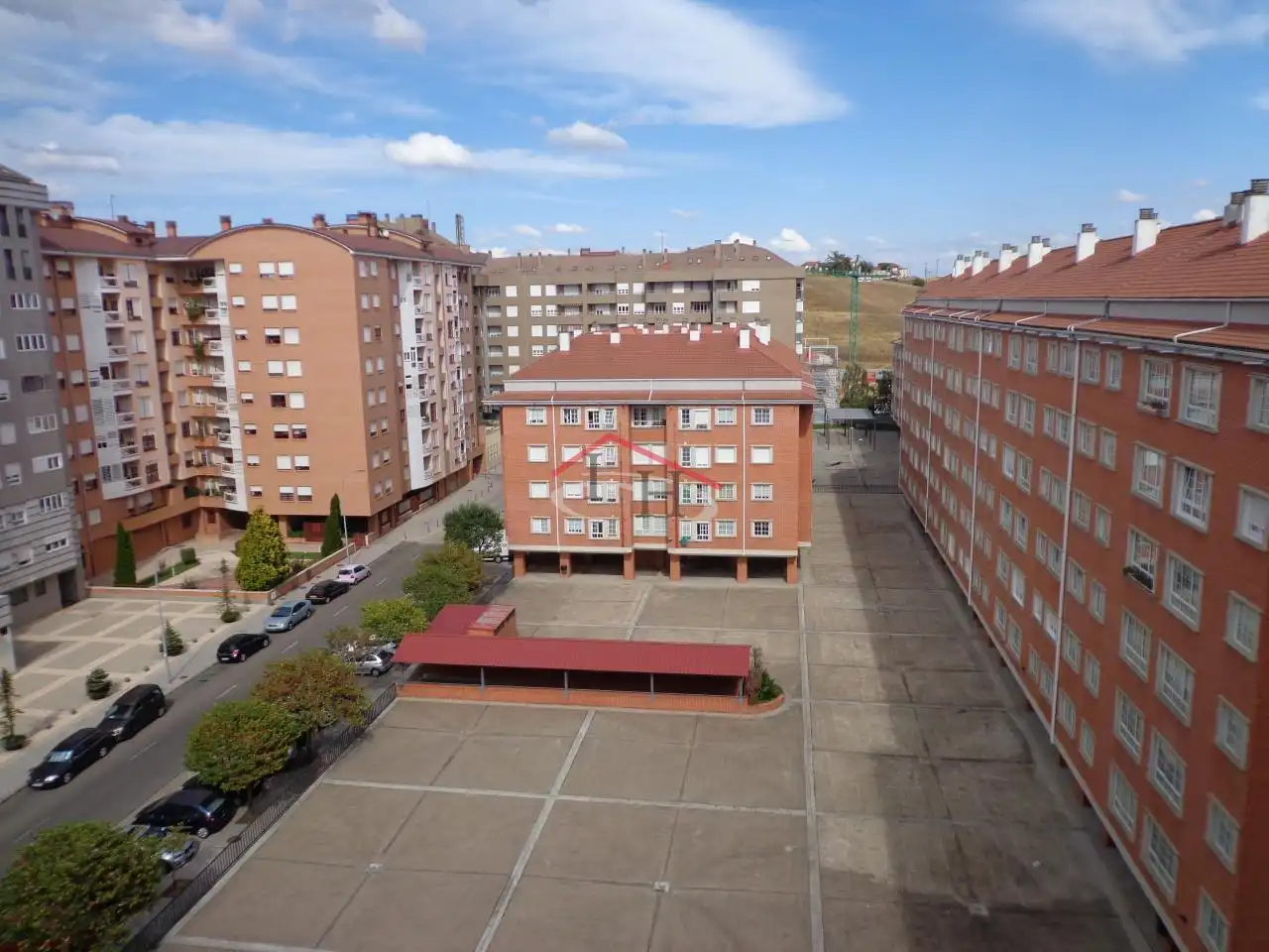 Vista exterior de Pis de lloguer en León Capital  amb Calefacció, Parquet i Moblat