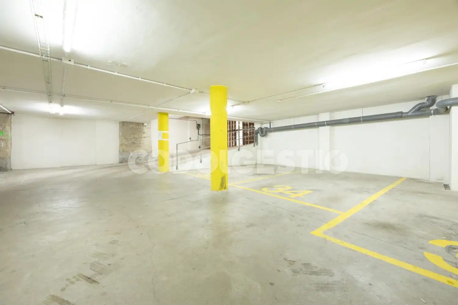 Parking of Flat for sale in Vic
