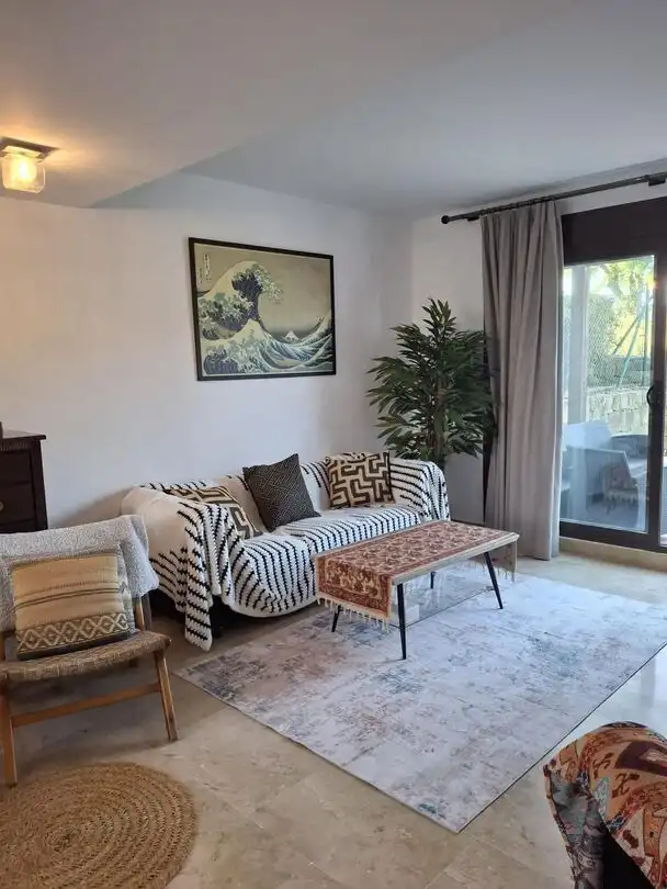 Sala d'estar de Casa adosada de lloguer en La Alcaidesa amb Aire condicionat, Calefacció i Jardí privat