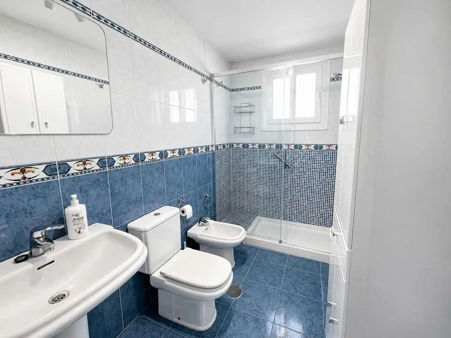 Badezimmer von Dachboden zur Miete in Manilva mit Klimaanlage, Terrasse und Möbliert