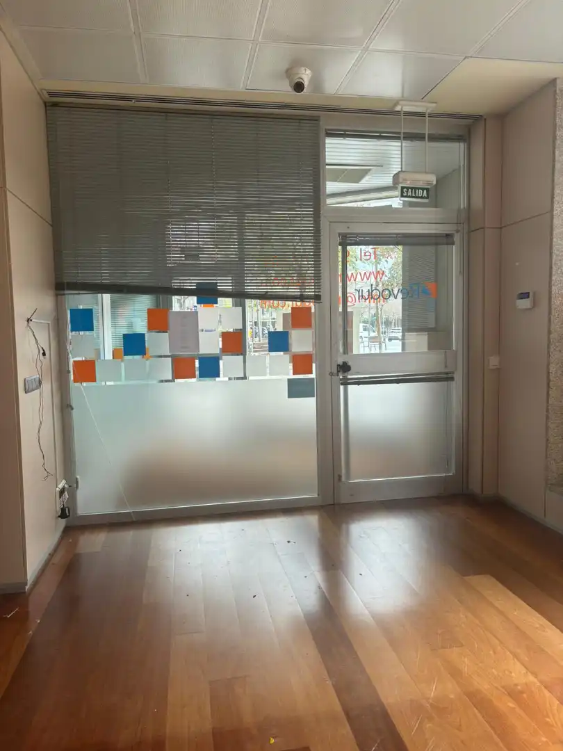 Local de alquiler en Cornellà de Llobregat con Parquet