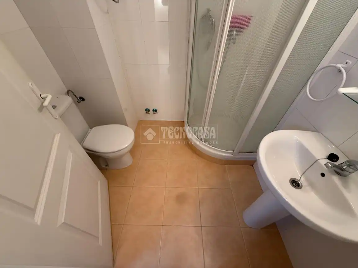 Badezimmer von Einfamilien-Reihenhaus zum Verkauf in Guadalajara mit Klimaanlage, Heizung und Privatgarten